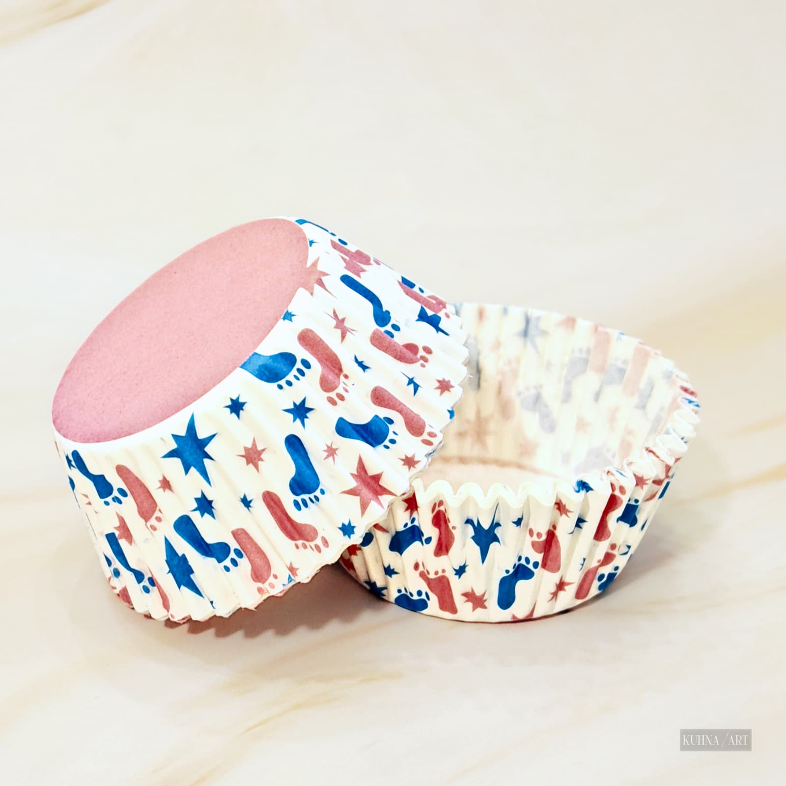 Okrogli papirčki za muffine z motivom baby feet.